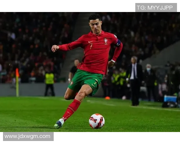 足球明星C罗袜子背后的故事与时尚潮流的完美结合