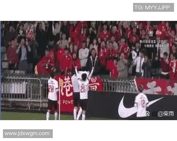 足球明星比耶在赛场上激情庆祝引发球迷热烈反响与媒体关注